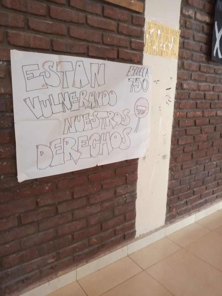 Escuela N° 750: La comunidad educativa no aguanta más el frío de los edificios abandonados