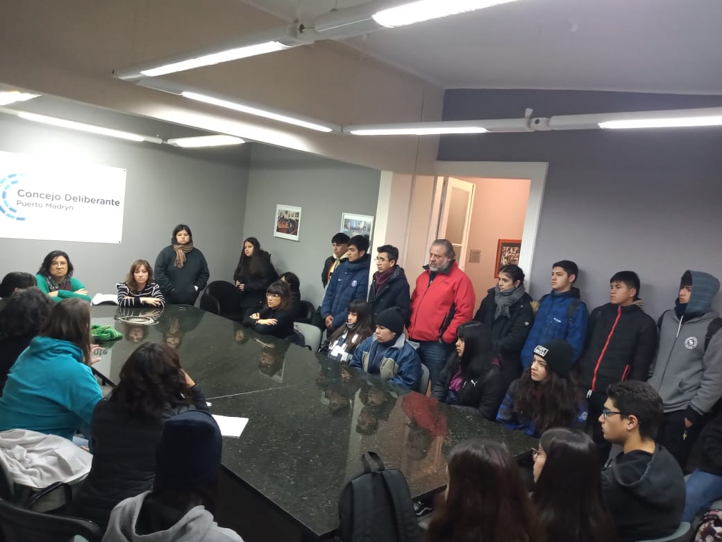 Movilización de la comunidad del colegio N° 750 de Puerto Madryn