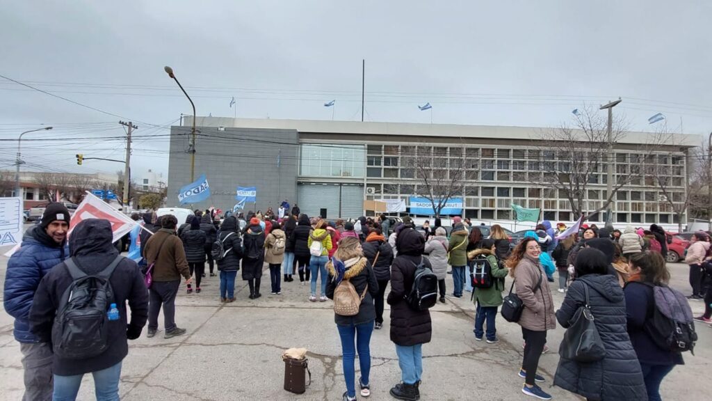 CONTUNDENTE ADHESIÓN AL PARO