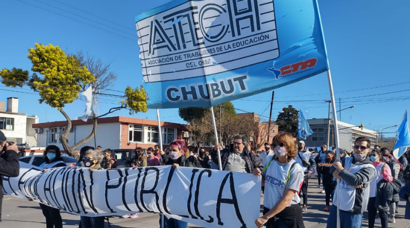 ¡Nos movilizamos en Rawson al Ministerio de Educación provincial!